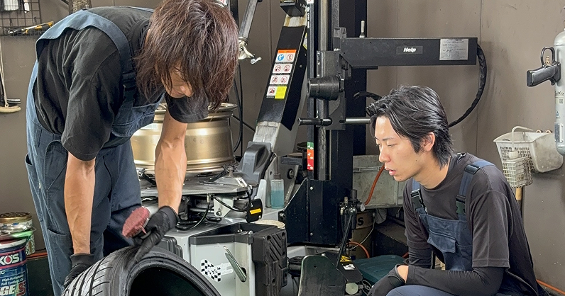タイヤを持って話をしている2人
