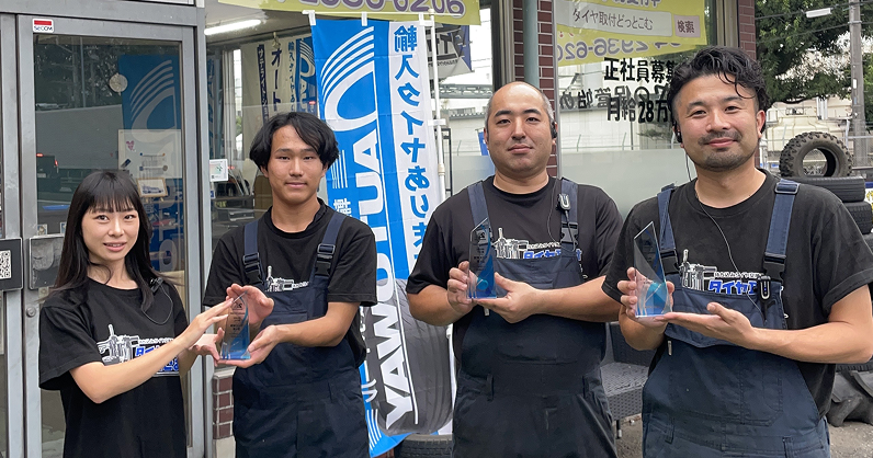 店の前で並ぶスタッフの写真