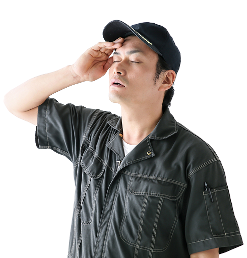 顎に手を当てて考えている作業着の男性
