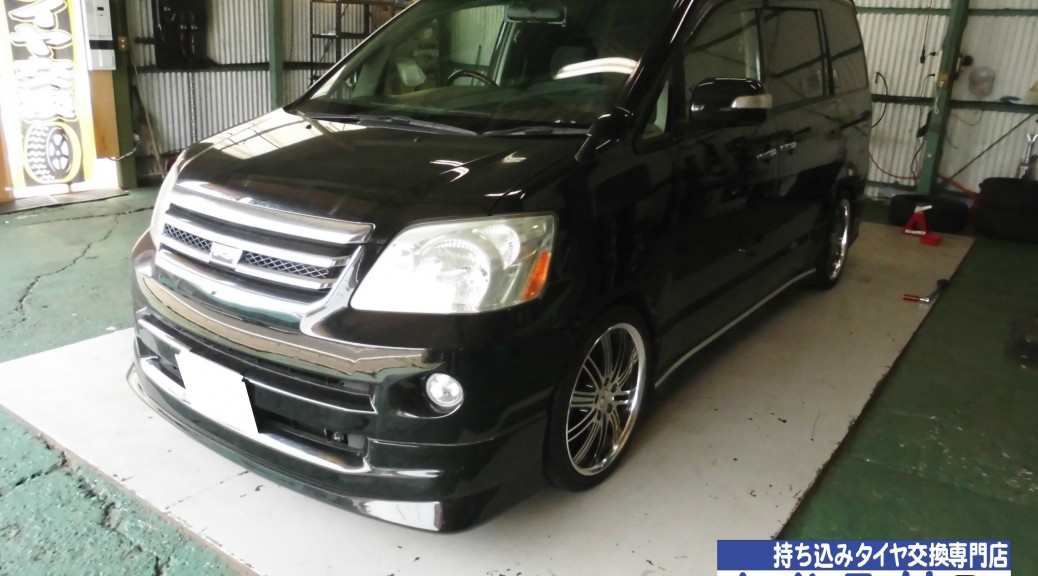 TOYOTA　ノア　AZR60