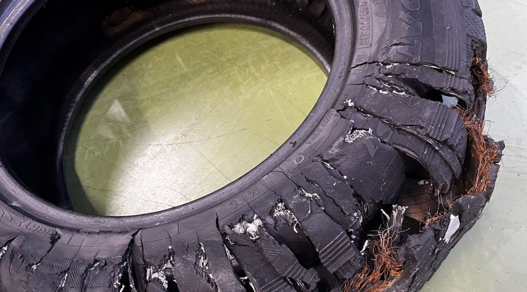 バースト　タイヤ